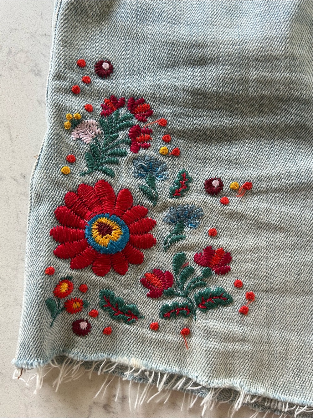 Madewell The Perfect Jean Short High Rise Light Wash with Floral Embroidery - Picture 4 of 11